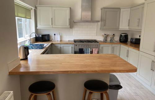 Large 4 bed detached house with parking - Foto 3