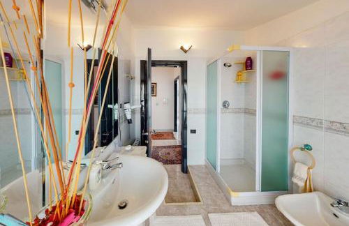 Villa con piscina e giardino a due passi dal mare. - Foto 18