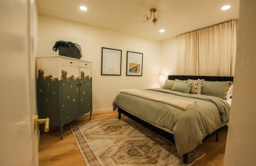 Sage Suite at ArnoTriplex! Private Hot Tub-Close to Downtown-Pet Friendly-No Pet Fee! - Photo 20