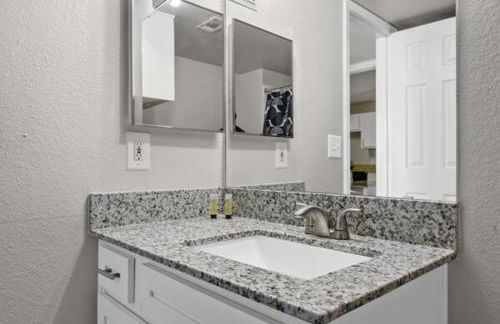 2BR Spacious Getaway Near Dwntown, Pool, UT Austin - Foto 14