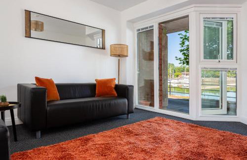 Waterfront 2 Bed Apartment - Free Parking & Wi-Fi - Foto 9