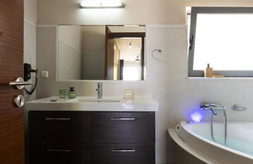 Hestia Grey Villa with Guest House & Private Pool - Foto 27