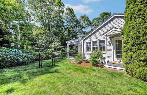 1 Story Family Home Half Mile to Beach with Patio , Grill, Office with Twin Beds, Peaceful Wooded Setting, Spacious Driveway, Garden Views, Walk to Shore, Perfect Cape Cod Getaway for Families - Foto 26