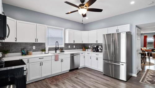 Hot Tub N64 Mins to Downtown Sleeps 8 - Foto 4