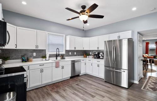 Hot Tub N64 Mins to Downtown Sleeps 8 - Foto 4