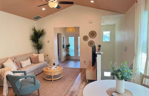 The Orange Blossom Suite Near UF Shands D-town - Photo 14