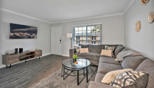 Duke - Pet Friendly 1BR with Gym & Pool - Foto 1