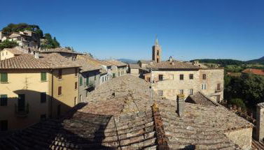 Mansarda con solarium panoramico su centro storico di Sarteano vicino alle famose terme della Val d'Orcia - Foto 2