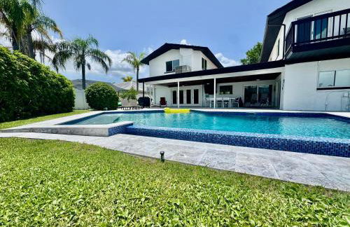 Clearwater Beach Waterfront Modern Villa 4BD 2BIG OPEN LOFT 4BT with Pool Boat Deck Sleep 15 - Foto 2