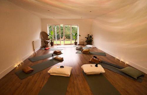 Chic Family Home with Garden Fire Pit & Event Space, Hot Tub - Foto 6