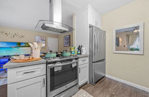 Entire Private Home with 2 Bedrooms 1 Bathroom, King Bed, Pool, Hot Tub, 2 Parking in Mira Mesa Available Now - Photo 4