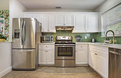 Tropical Escape near Beach! Tons of parking! - Photo 17