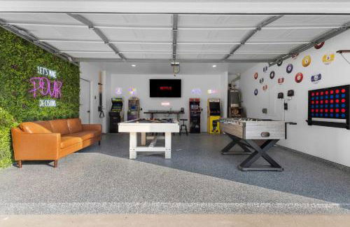 Heated Pool & Spa Mini Golf Bowling Game Room perfect for family - Photo 4