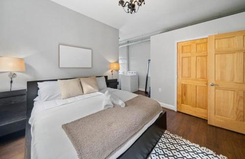 City Escape 2BR Steps to TQL near OTR and Downtown - Foto 27