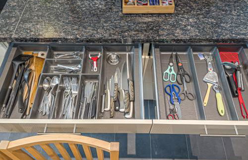 Gemütliche Ferienwohnung mit 2 Schlafzimmern, kostenfreiem Parkplatz, modernem Bad, Küche, Waschmaschine & Trockner - Foto 29