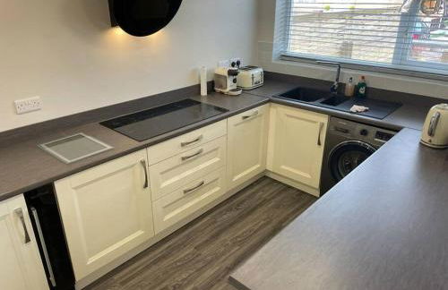 Modern 2BR Flat in Sale - Peaceful Stay in M33 - Great Transport Links - Photo 18