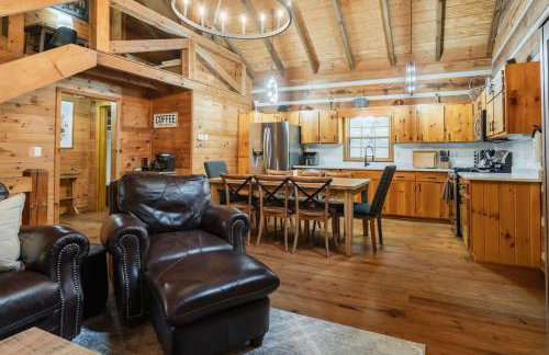 Modern Cabin with Luxury Gym, Firepit + Game Room! - Foto 72