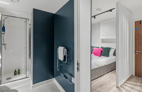 #115 ModernCity Escape Central Apartment- 10 mins to Royal Albert Dock Liverpool- Sleeps 4 - "Perfect for contractors and Families " - Foto 12