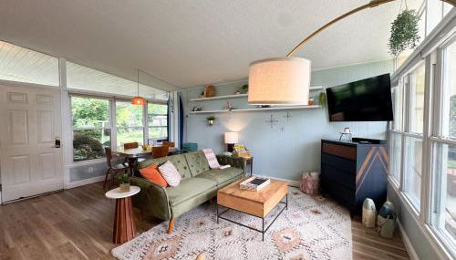 Mid-Century Modern Themed Home with Outdoor Hot Tub - Foto 4