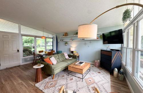 Mid-Century Modern Themed Home with Outdoor Hot Tub - Foto 4