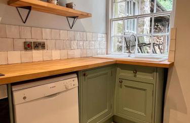 Sherlock Holmes Historic House - Photo 7