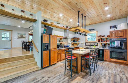 10 Mi to Mtn Resort Normalville Cabin with Balcony! - Foto 9