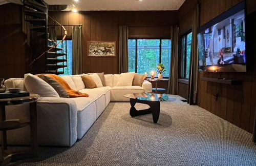 Retro Retreat with Hot Tub, Sauna & Arcade - Foto 2