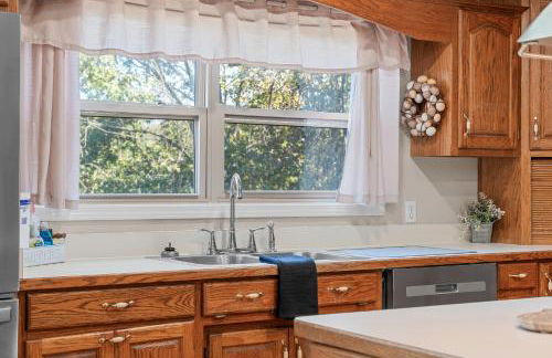 Lakefront Retreat with Deck, Movie Room and Yard - Foto 18