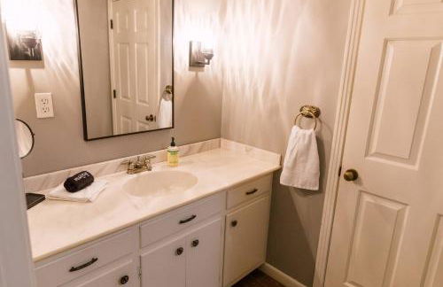 ~ The Cozy Farmhouse ~ | Sleeps 10+ | Farm Views - Foto 24