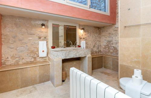 Casa de Piedra ubicada en el exclusivo wine village de Viladellops, te ofrece una experiencia única, donde el lujo y la tradición se fusionan en un entorno natural privilegiado - Foto 25