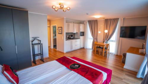 Boardinghouse City Home - Living - Photo 2