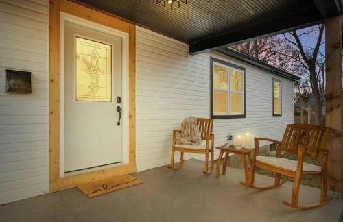 Urban Oasis Cozy Home Near Downtown with Game Room and Firepit - Foto 4