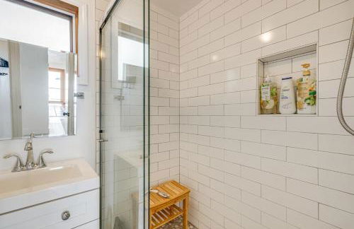 Oceanside Escape with Stunning Views Walk to Beach! - Foto 13