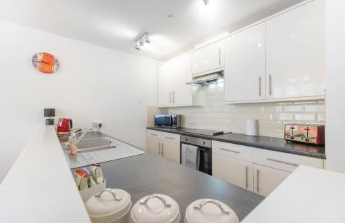 NEW! Stylish 5-Bed Apartment in Stockton-on-tees by Stay With Us, Perfect for Contractors & Large Groups, FREE Parking! - Foto 13