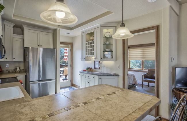 2brdowntown Occmountain Views & Grill - Photo 8