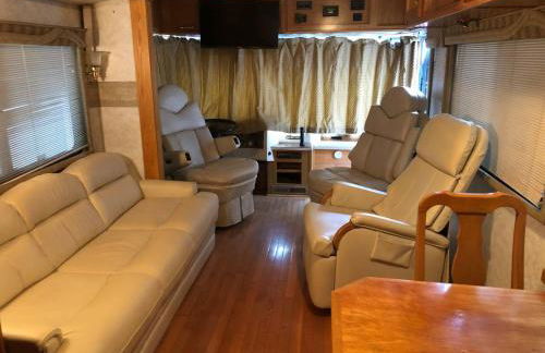 Private 1-bedroom RV, direct bus to NYC Manhattan only 2 blocks away, MetLife Stadium FIFA World Cup 25 minutes away - Foto 2