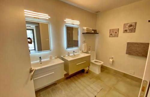 Venetian gem in neapolitan with private courtyard - Photo 25