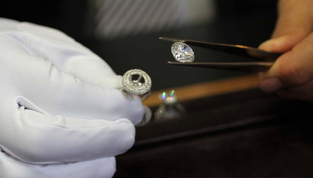 Visita guiada por la Royal Experience Amsterdam - Foto 5, Engarzando un diamante en un anillo