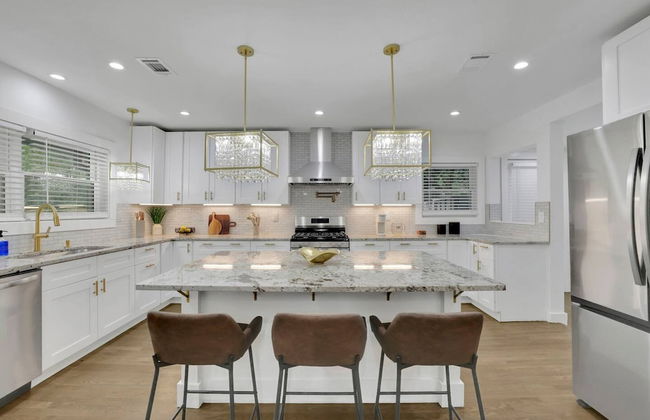 Luxury 7BR Buckhead Oasis w Pool Gameroom Firepit - Foto 7