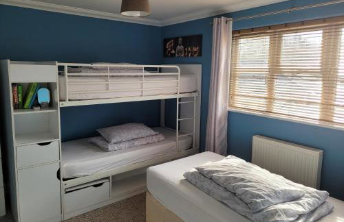 Detached luxury 5 bed house, lanscaped garden, fire pit, parking, can sleep families or workers - Foto 55