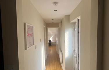 Open plan flat with large garden close to beach - Photo 4