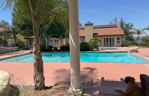 Riverside Views & Pool Retreat - Foto 1