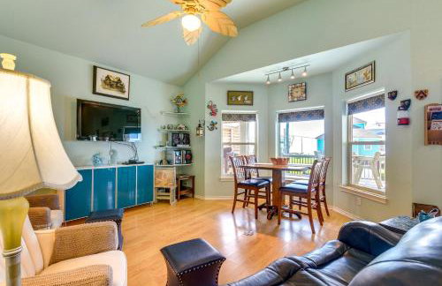 Ocean-View Balcony! Coastal Haven in Crystal Beach - Foto 5