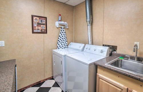 Expansive Angel Fire Home with Indoor Hot Tub! - Foto 31