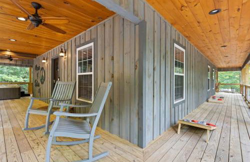 5-Star Cabin wHot Tub, Game Room, & Resort Perks! - Foto 25