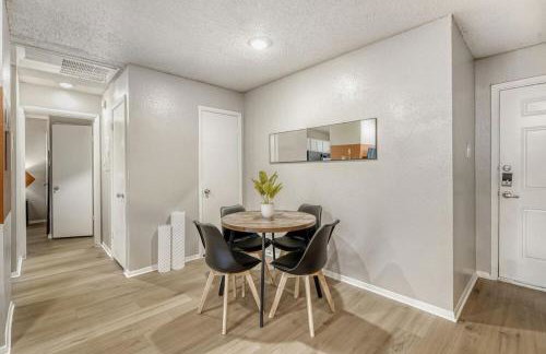 Relaxing King Suite Getaway - Sleeps 4 - Pool, Pkg - Foto 13