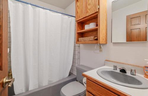 Pristine Cabin on Wooded Lot. Fantastic Location Pool Table - Foto 26