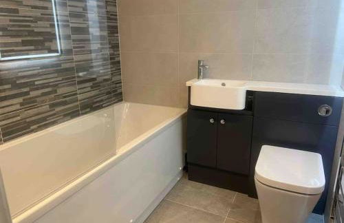 Spacious 5-Bedroom Victorian House Near Sandbanks - Sleeps 14, Parking & Garden - Foto 23