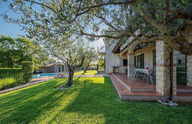 Beautiful Villa With Swimming Pool and Fenced Garden - Foto 22