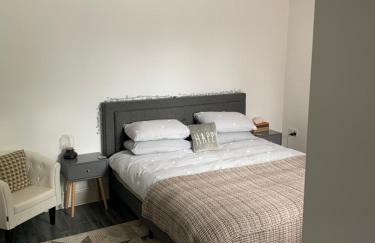 Glastonbury town centre modern apartment - Photo 1